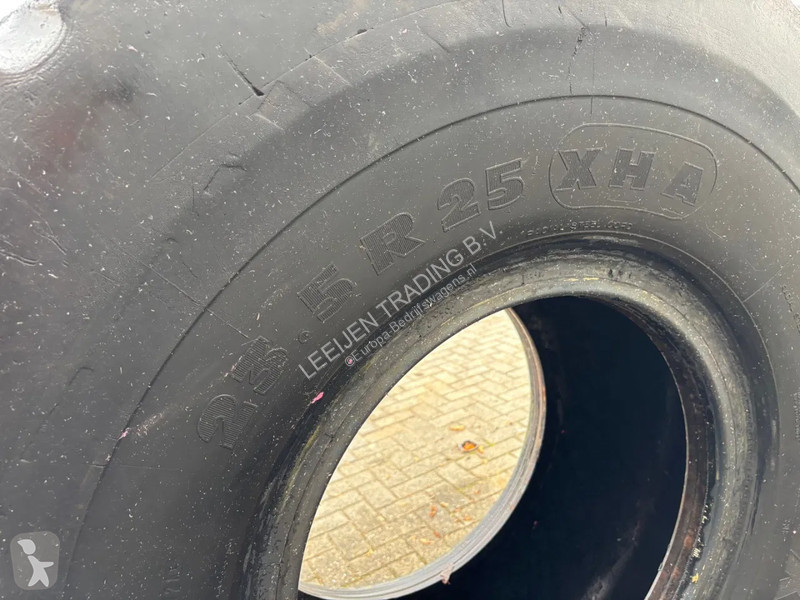 Samochód dostawczy Michelin 23.5R25 used tires...