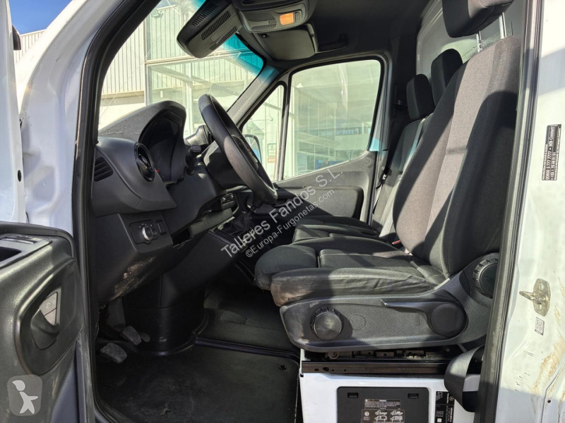 عربة نفعية Mercedes 514 20m3 con puertas traseras