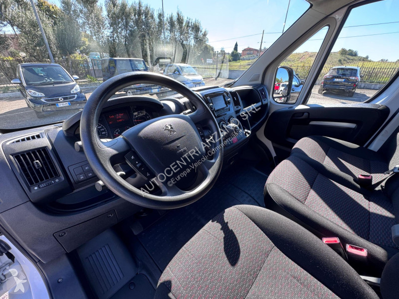 عربة نفعية Peugeot