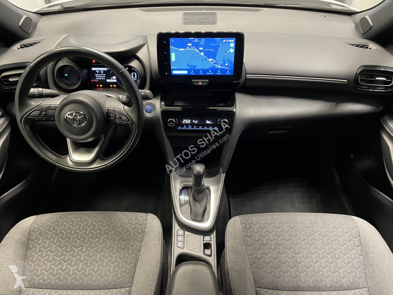 Samochód dostawczy Toyota YARIS CROSS 116H...