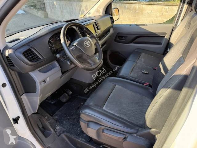 عربة نفعية Toyota