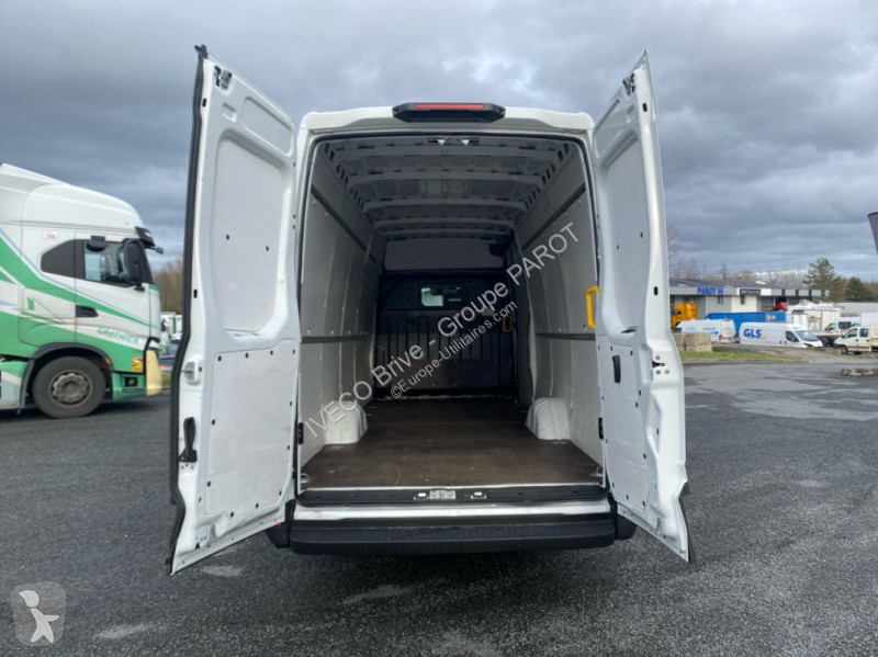 Véhicule utilitaire Iveco 35S16 V16