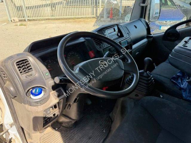 عربة نفعية Nissan