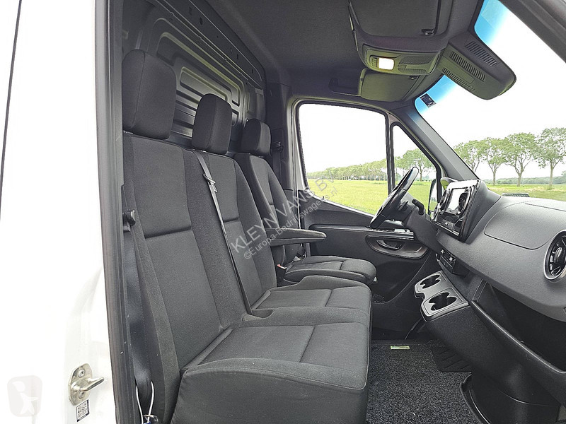 Лекотоварен автомобил Mercedes 319 L2H1 V6 LED...