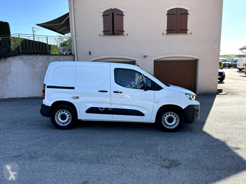 Véhicule utilitaire Peugeot Standard 1000KG 1.5...