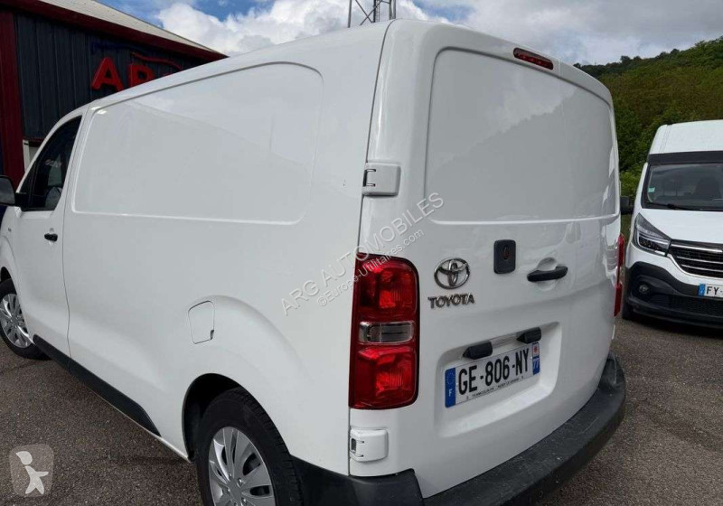 عربة نفعية Toyota