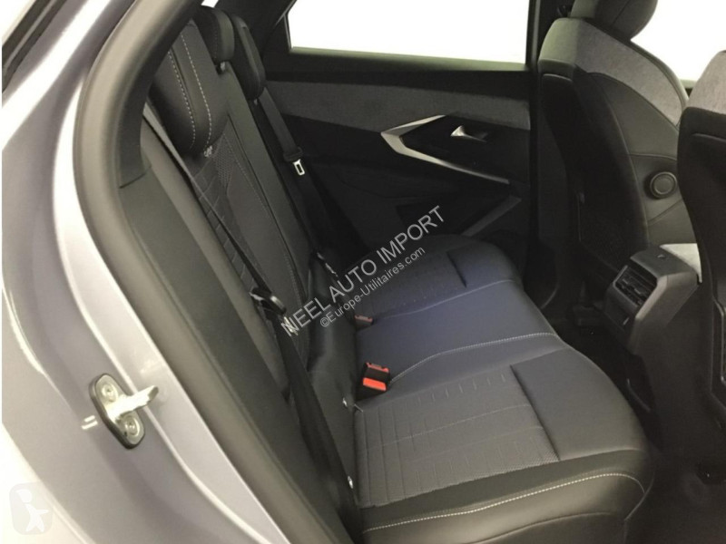 Véhicule utilitaire Peugeot 3008 III 1.2i...