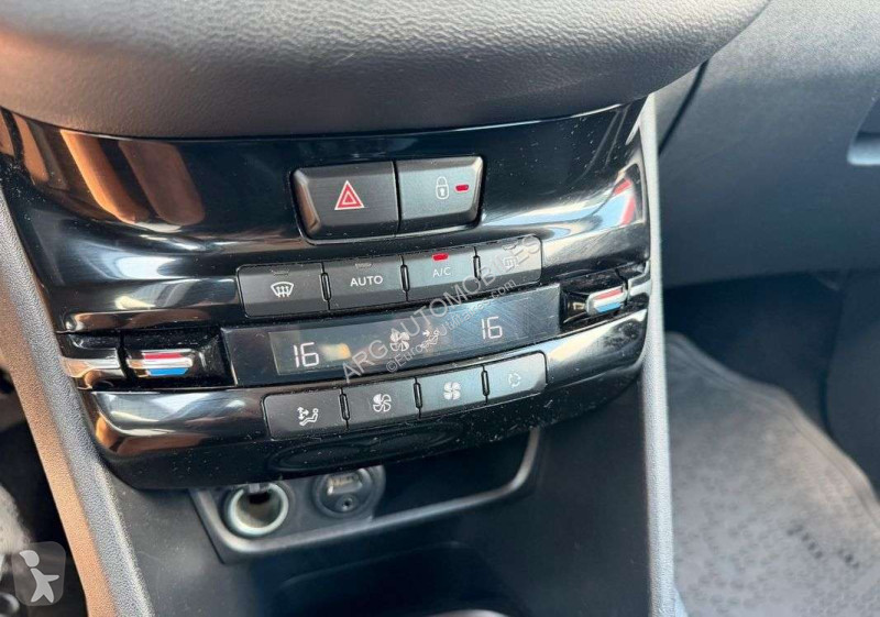 عربة نفعية Peugeot