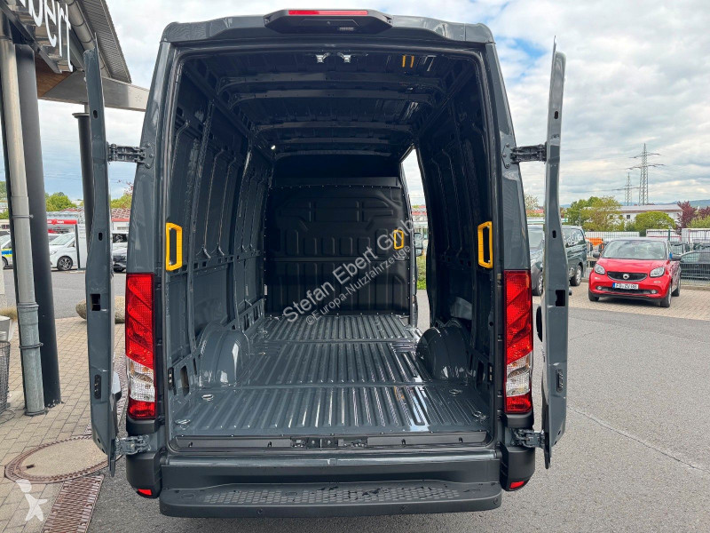 Véhicule utilitaire Iveco 35S18 HA8...