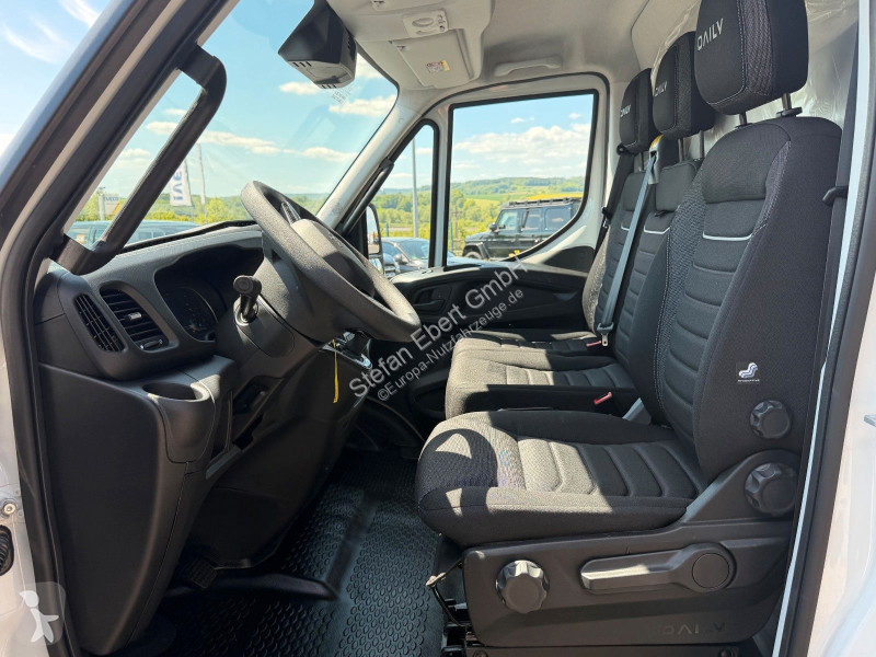 Véhicule utilitaire Iveco 35S16 HA8...
