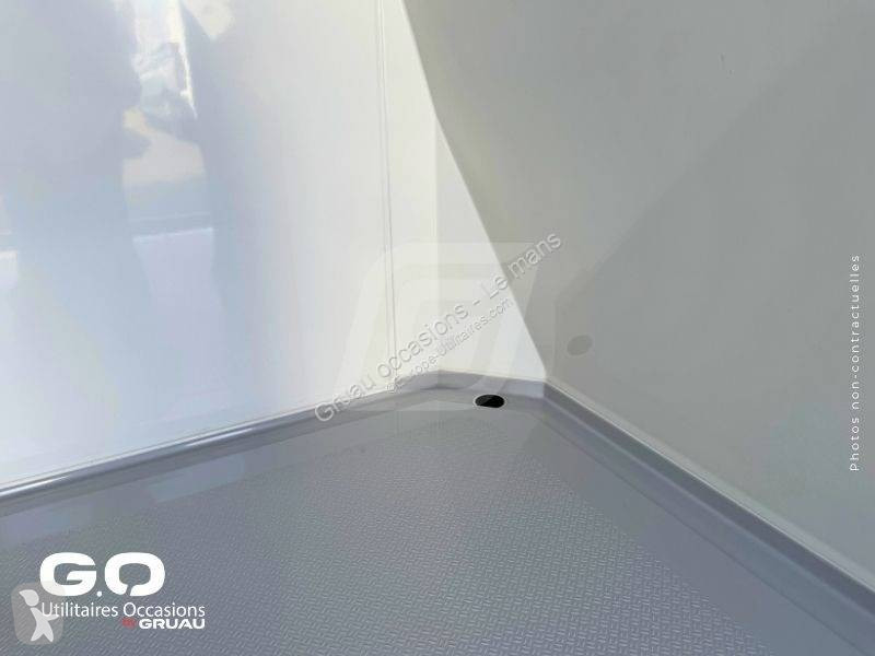 Véhicule utilitaire Nissan