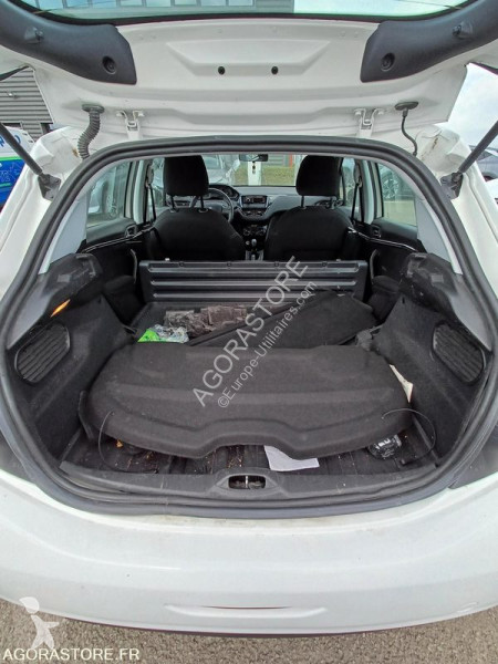 عربة نفعية Peugeot 208