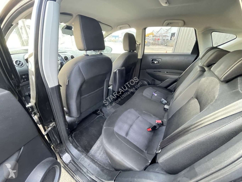 عربة نفعية Nissan