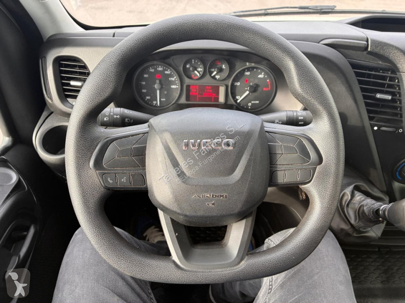 Furgoneta Iveco  35C16 20m3 con puertas traseras