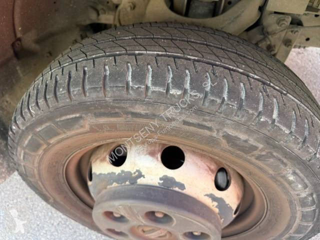 عربة نفعية Nissan