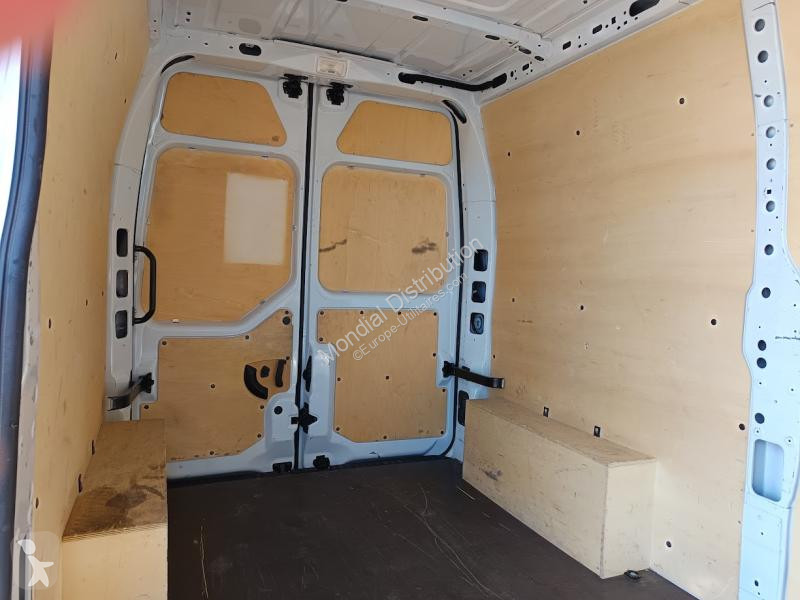 Véhicule utilitaire Renault F3500 L2H2 DCI 135...