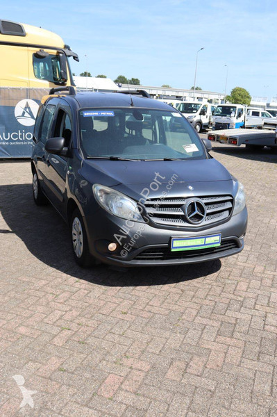 Véhicule utilitaire Mercedes Tourer 112