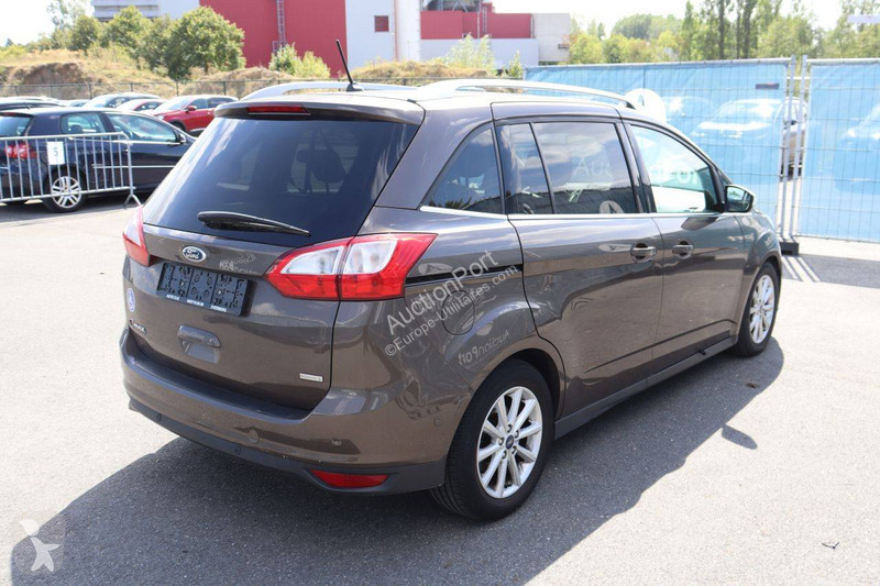 Véhicule utilitaire Ford Grand