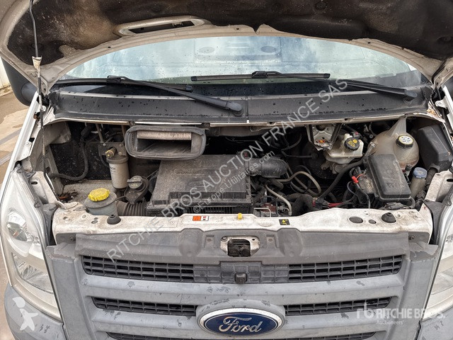 Véhicule utilitaire Ford 140T300