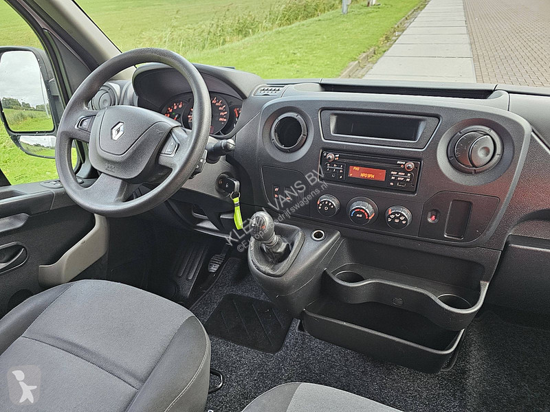 Лекотоварен автомобил Renault 2.3