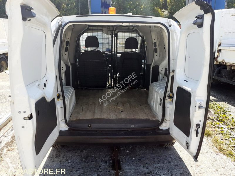 Лекотоварен автомобил Peugeot BIPPER