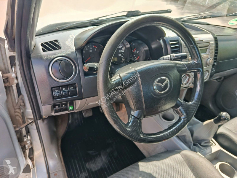 Furgoneta Mazda mit Rundumleuchten