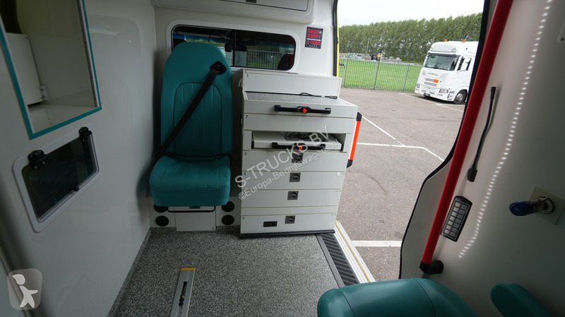 Véhicule utilitaire Mercedes ambulance 319CDI