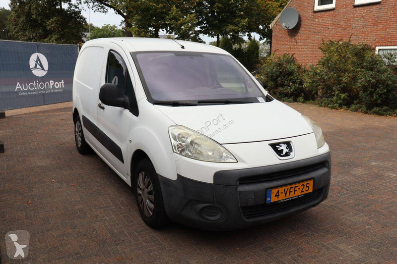 Véhicule utilitaire Peugeot 120 L1 1.6HDIF...