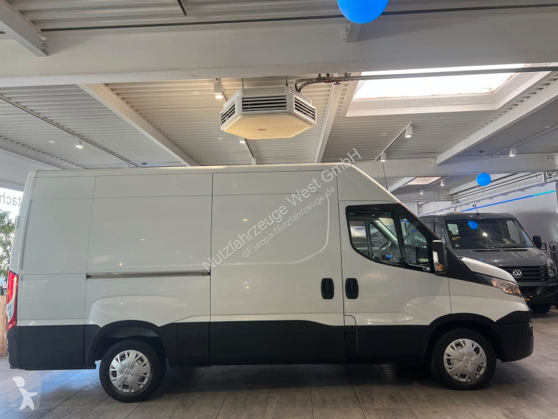 Véhicule utilitaire Iveco 35S16...