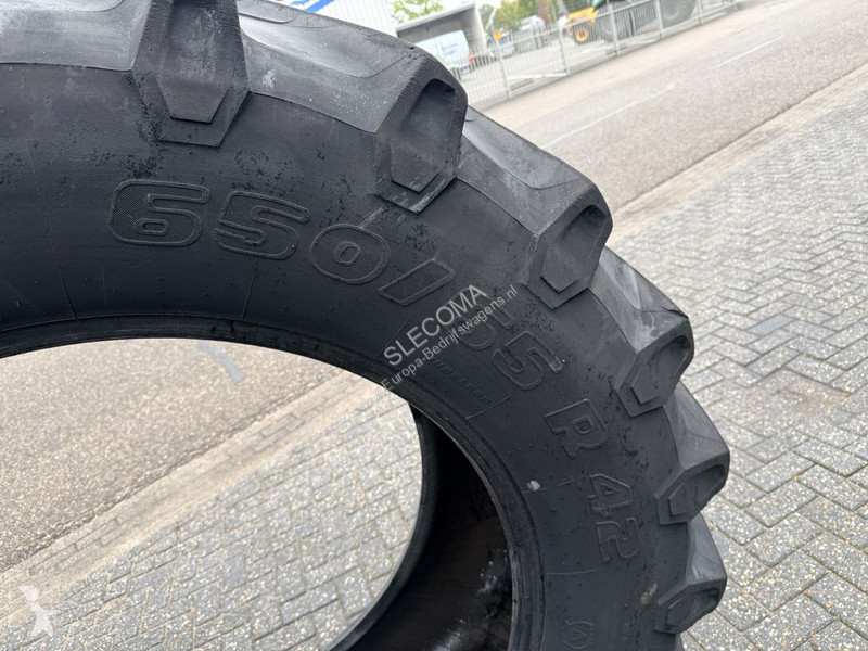 Véhicule utilitaire Trelleborg 650/65R42 TM800