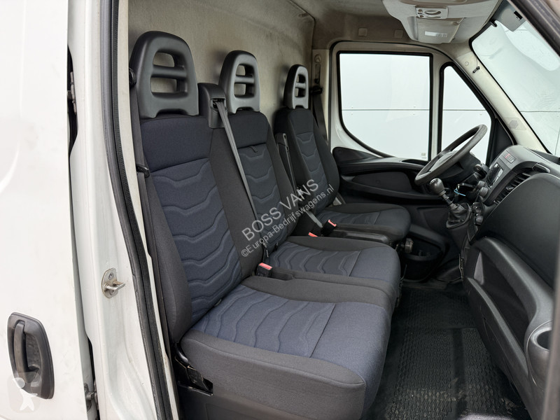 Véhicule utilitaire Iveco 35S14 2.3