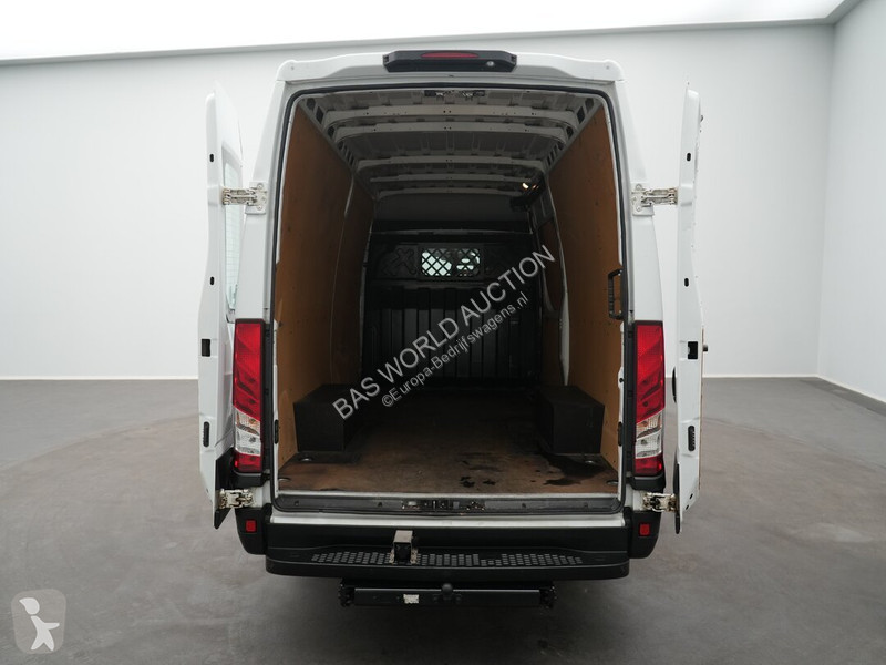 Véhicule utilitaire Iveco 35S21