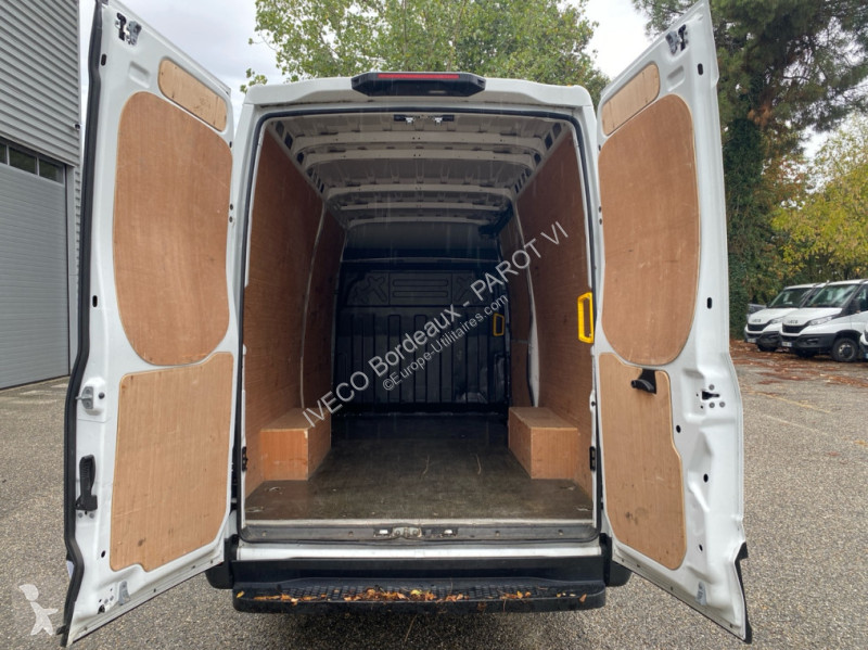 Véhicule utilitaire Iveco 35S14H V12