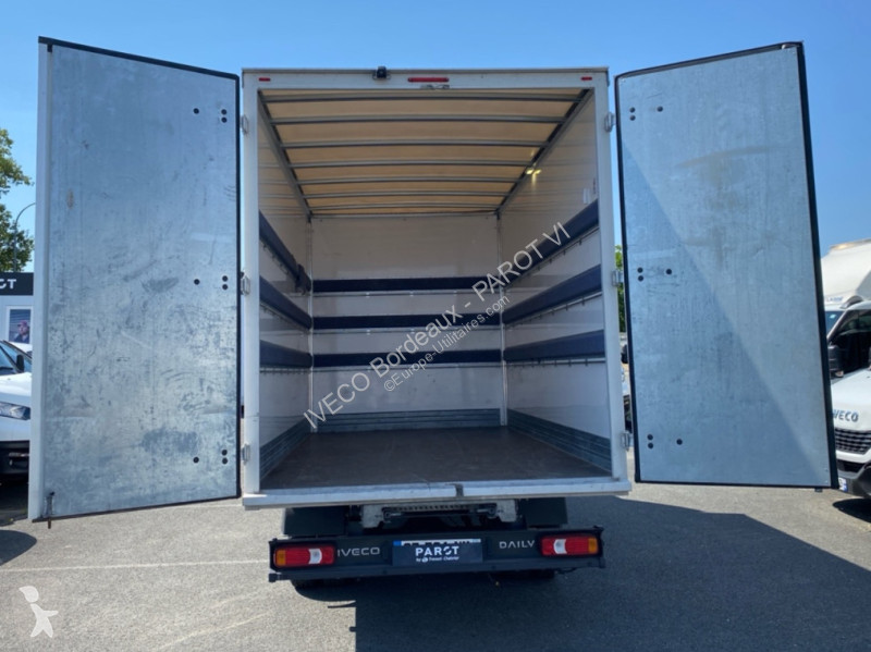 Véhicule utilitaire Iveco 35C16H empattement...