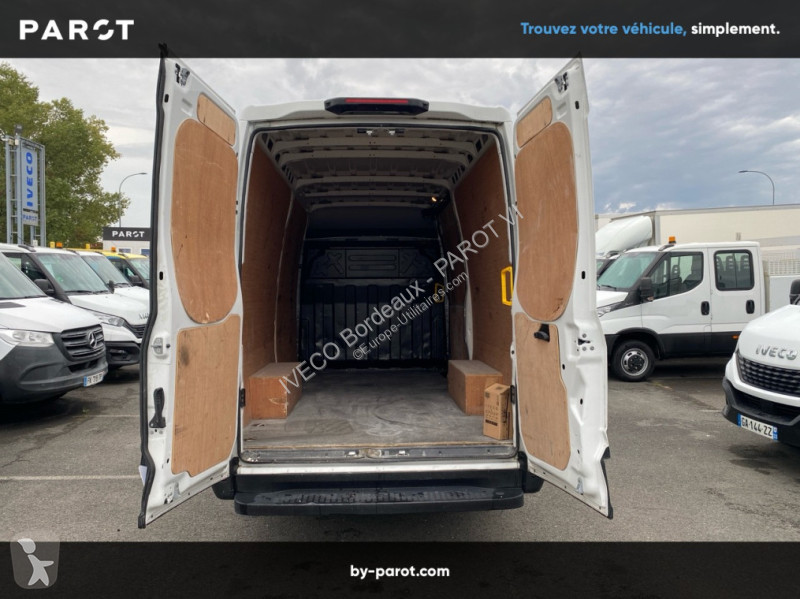 Véhicule utilitaire Iveco 35S14 V12