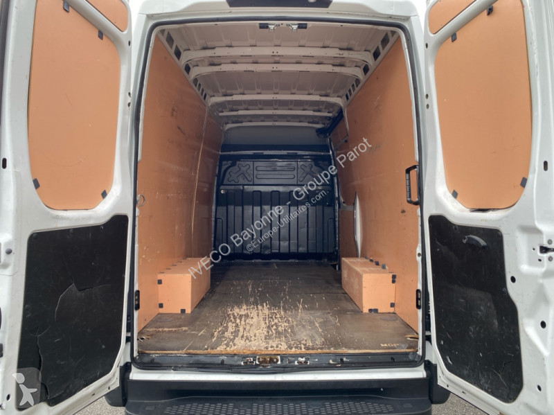 Véhicule utilitaire Iveco 35S14 V12