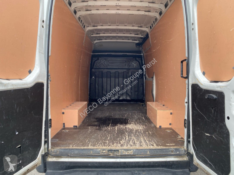 Véhicule utilitaire Iveco 35S14 SV12