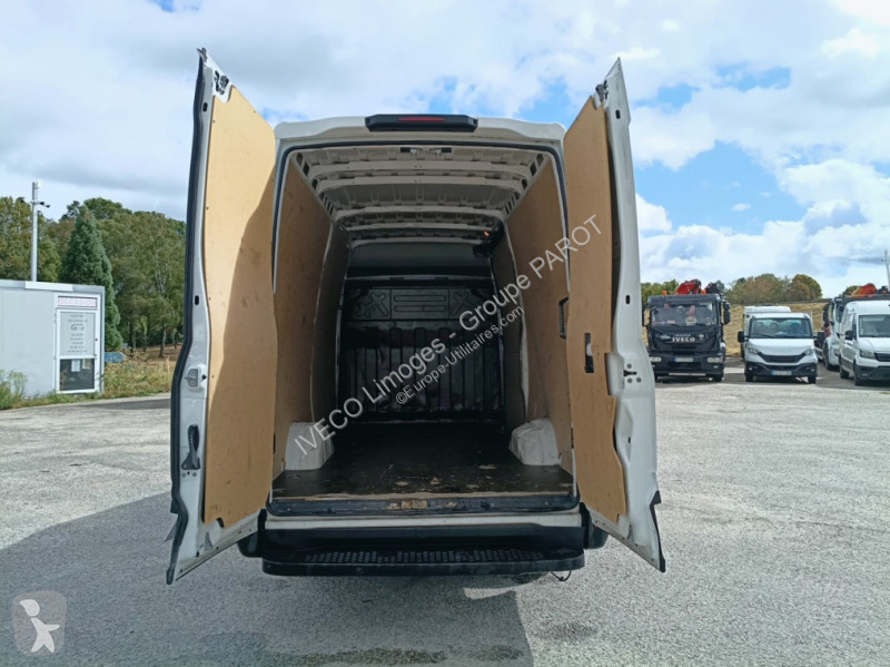 Véhicule utilitaire Iveco 35S14 SV V12
