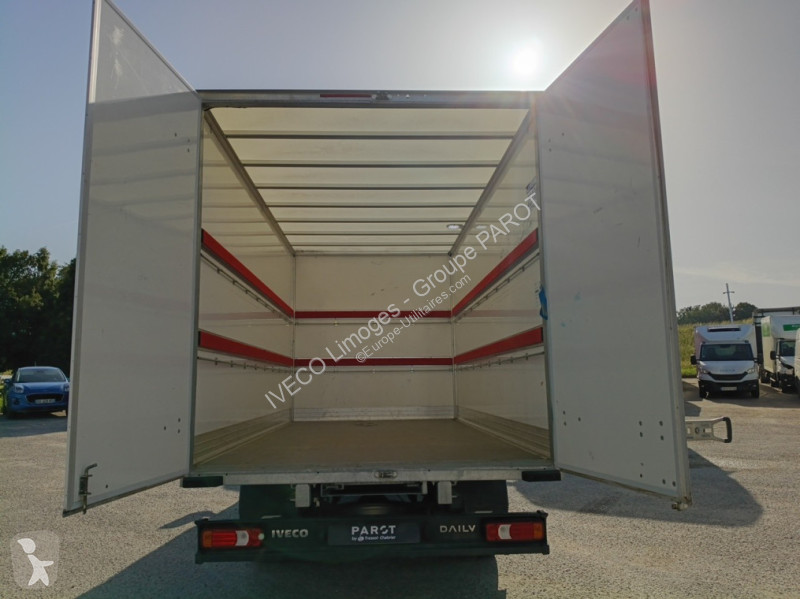 Véhicule utilitaire Iveco 35C16H empattement...