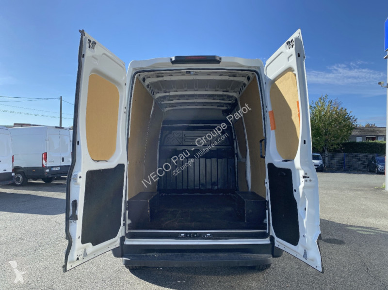 Véhicule utilitaire Iveco 35S12 V11