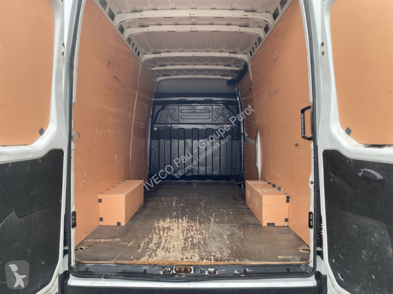 Véhicule utilitaire Iveco 35S14H V12