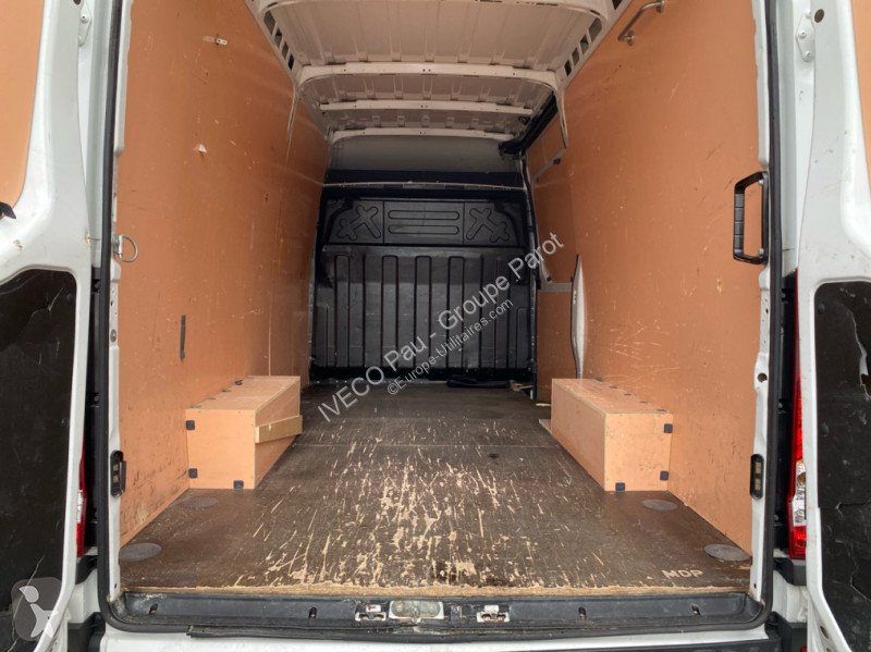 Véhicule utilitaire Iveco 35S14 V12