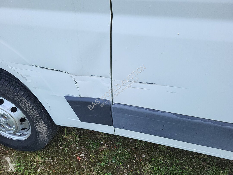 Véhicule utilitaire Peugeot 131pk