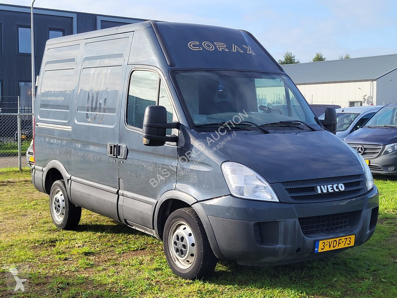 Véhicule utilitaire Iveco 29L12