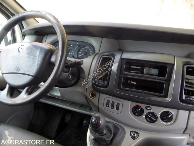 Renault TRAFIC van