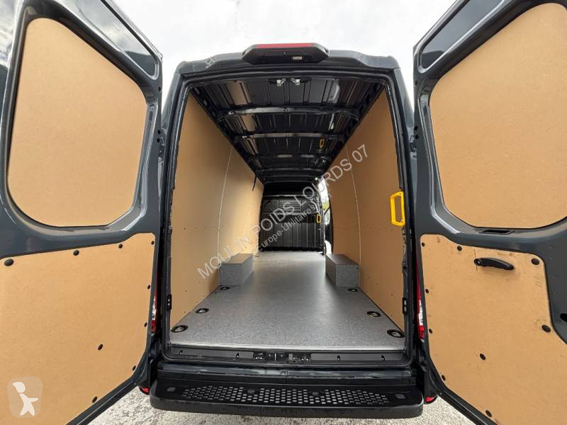 Iveco 35S21 van