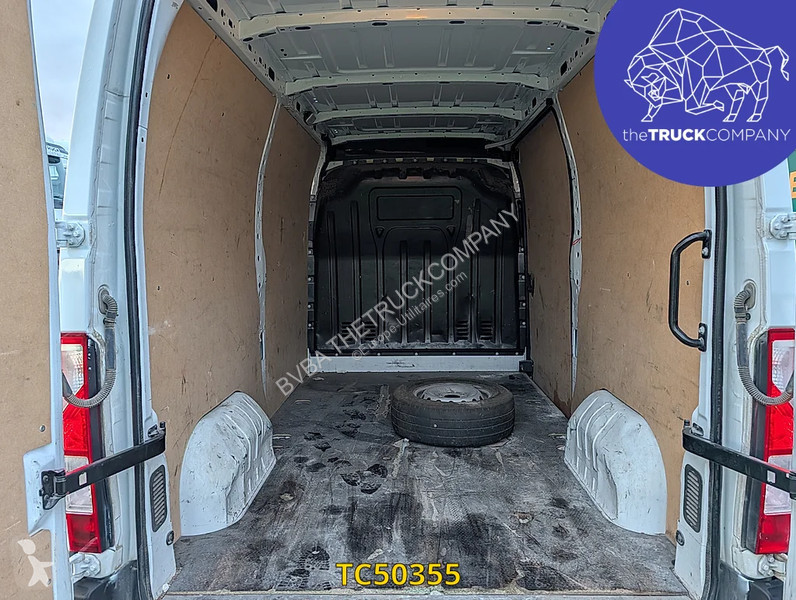 Renault 135 L2H2 van