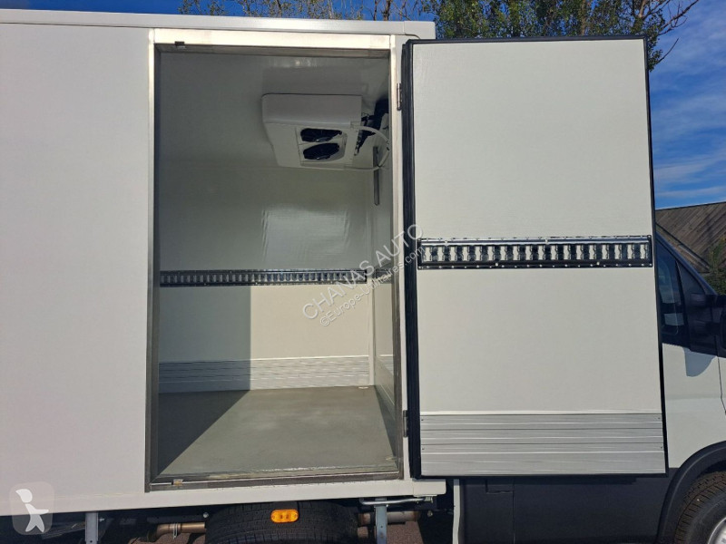 Véhicule utilitaire Iveco 35C18 180CV 3L CAISSE...