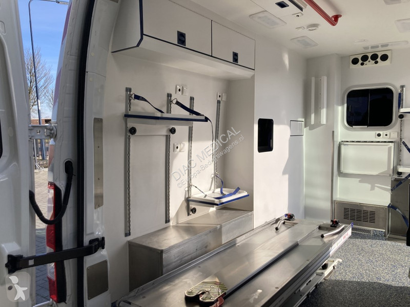 Furgoneta Renault T33 2.3 dCi L2H2 Ambulance...