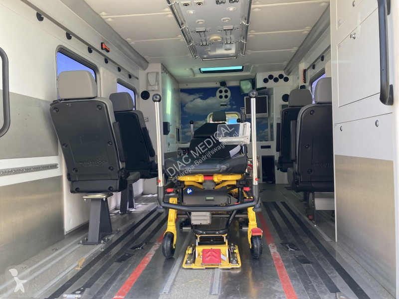 Véhicule utilitaire Mercedes Ambulance...